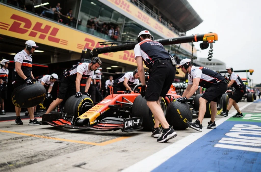 F1 维修区团队高效更换轮胎